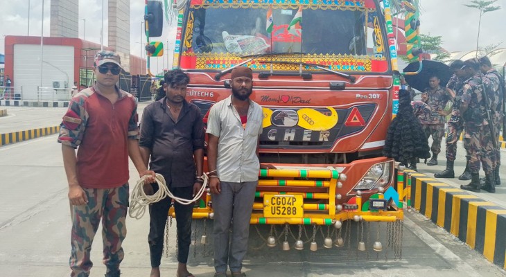 বেনাপোলে ভারতীয় ট্রাক থেকে পিস্তল ও গুলি জব্দ, ২ নাগরিক আটক