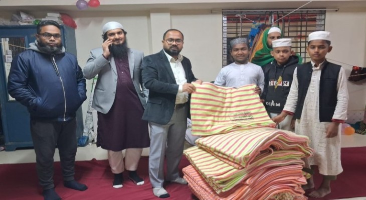 গভীর রাতে এতিম শিশুদের মাঝে কম্বল বিতরণ