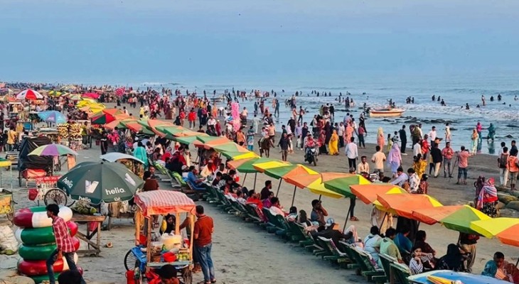কুয়াকাটায় কার্নিভালে উৎসবের আমেজে মাতোয়ারা লক্ষাধিক পর্যটক