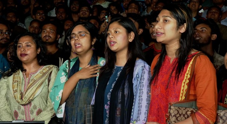 রাজু ভাস্কর্যে সমবেত কণ্ঠে জাতীয় সংগীত পরিবেশন