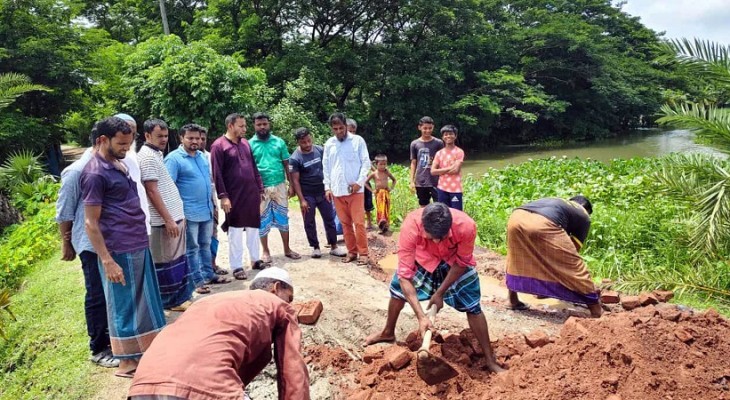 কলাপাড়ায় সড়ক সংস্কার করে দিলেন বিএনপি নেতা