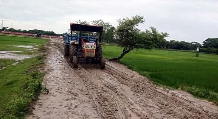 কুয়াকাটায় ব্যস্ততম রাস্তাটি কর্দমক্ত