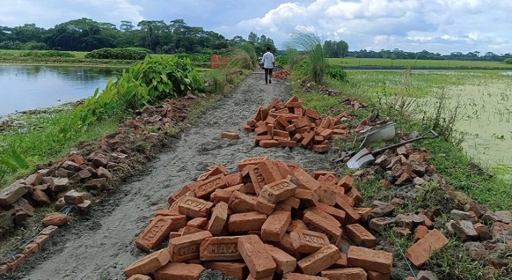 আগৈলঝাড়ায় কাবিটা প্রকল্পে রাস্তা নির্মাণে পুরোনো ইট ব্যবহার