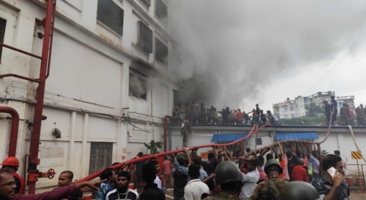 আশুলিয়ায় পোশাক কারখানায় আগুন, নিয়ন্ত্রণে ৯ ইউনিট