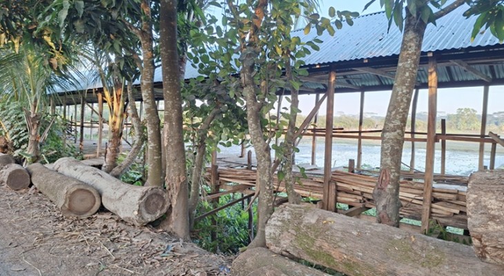 আগৈলঝাড়ায় খালের ওপর দোকানঘর নির্মাণ