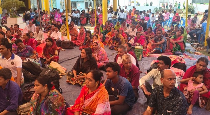 কুয়াকাটায় অক্ষয় পুণ্যলাভের আশায় হাজারো সনাতন ধর্মাবলম্বীদের সমুদ্র স্নান