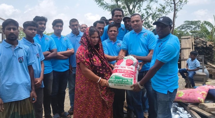 কালবৈশাখী ঝড়ে ক্ষতিগ্রস্ত পরিবারের দাঁড়িয়েছে ‘পাশে দাঁড়াই’