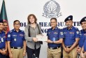 জার্মান পর্যটকের উদ্ধারকৃত ল্যাপটপ হস্তান্তর করেছে পুলিশ